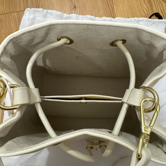 Symmetric bucket bag - Picture 2 of 3